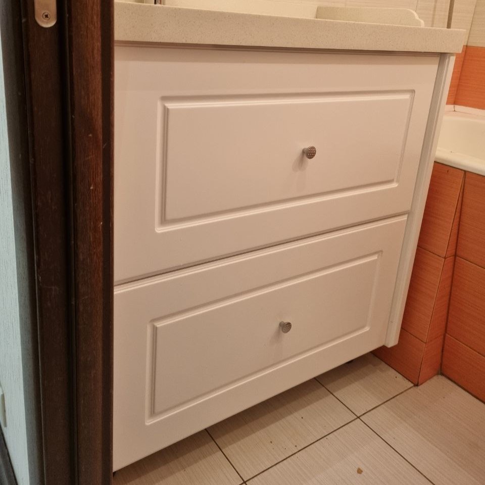 Белый подвесной шкаф для ванной