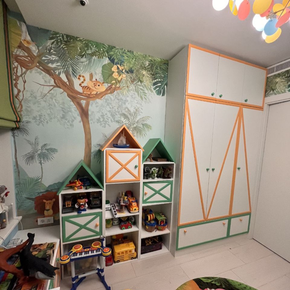 Мебель в детскую белого, оранжевого и зелёного цвета