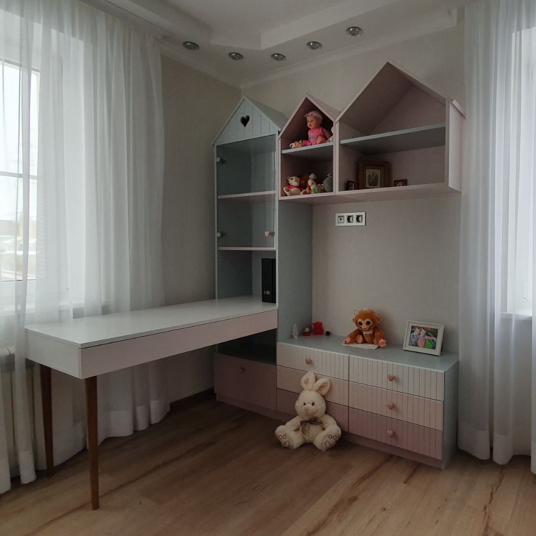 Мебель в детскую комнату: стол и шкаф